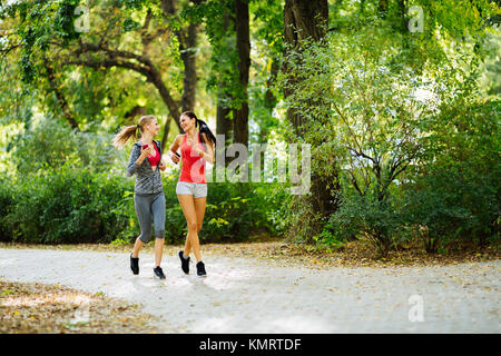 Junge passen Frauen Joggen im Freien Stockfoto