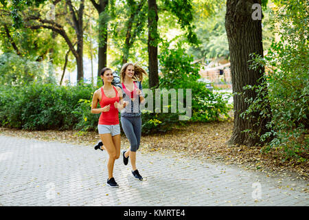 Junge passen Frauen Joggen im Freien Stockfoto