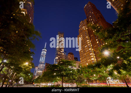 West Street in Lower Manhattan mit seinen skyscrapeers (50 West Street und das One World Trade Center) in der Dämmerung. Finanzielle Distrcit, New York City Stockfoto