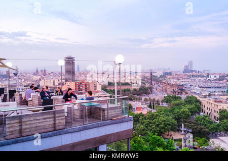 Menschen auf der Panoramaterrasse des Miramar Restaurant, Montjuic, Barcelona, Spanien Stockfoto