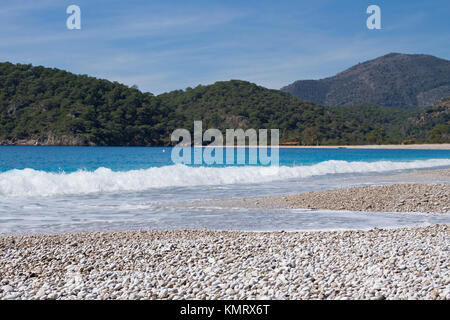 Türkische Küste mit Türkis Farbe Wasser der Ägäis. Stockfoto