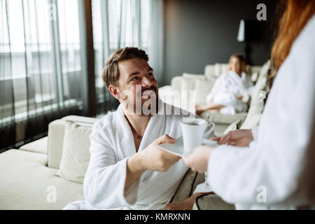 Schöner Mann glücklich nach Erhalt Tee am Morgen Stockfoto