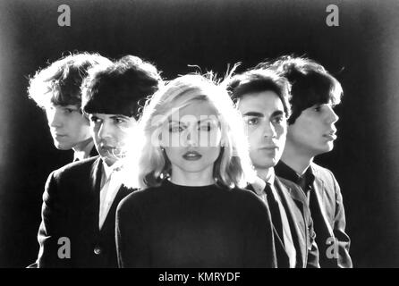 Blondie Promotional Foto der amerikanischen Rockgruppe im Jahr 1977. Von links: Gary Valentine, Clem Burke, Debbie Harry, Chris Stein, Jimmy Destri Stockfoto