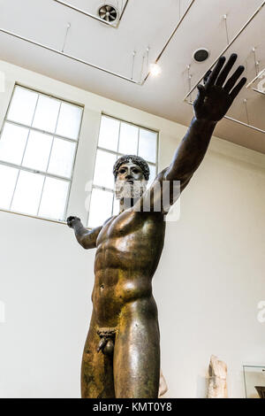 Statue des Zeus oder Poseidon im Archäologischen Museum in Athen Stockfoto