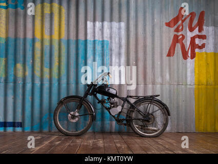 Vintage garage Interieur mit Motorrad Stockfoto