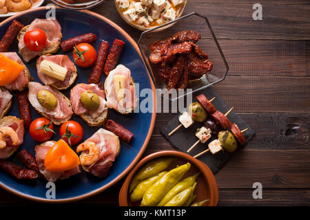 Teilen gemischt spanische Tapas Vorspeisen auf dem Tisch. Ansicht von oben. Platz kopieren Stockfoto