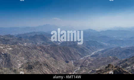 Al Hada Berg in Taif City, Saudi-Arabien mit schöner Aussicht auf Berge und Al Hada Straße dazwischen die Berge. Stockfoto