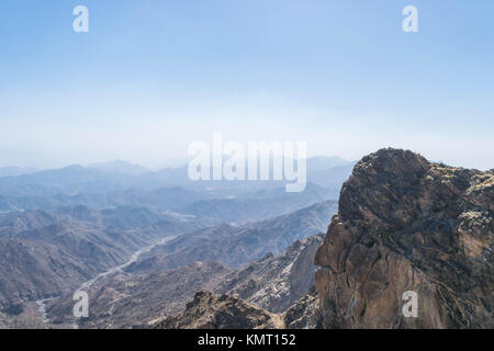 Al Hada Berg in Taif City, Saudi-Arabien mit schöner Aussicht auf Berge und Al Hada Straße dazwischen die Berge. Stockfoto