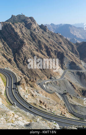 Al Hada Berg in Taif City, Saudi-Arabien mit schöner Aussicht auf Berge und Al Hada Straße dazwischen die Berge. Stockfoto