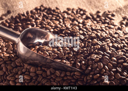 Lufthutze in Kaffeebohnen, hautnah. Stockfoto