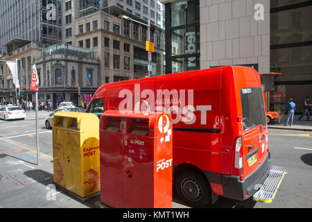 Australia Post van Fahrzeug Abholen von Post aus den roten und gelben Briefkästen in der King Street, Sydney, Australien Stockfoto