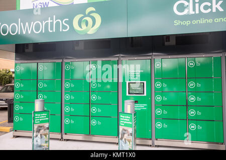 Woolworths Supermarkt klicken und Einheiten in Sydney Tankstelle, wo Käufer ihre Lebensmittel sammeln Sammeln Sie online bestellen Stockfoto