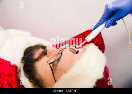 Santa Claus, kosmetische Verfahren in der Kurklinik. Stockfoto