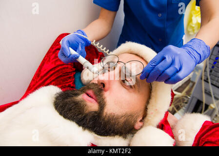 Santa Claus, die Gesichtsbehandlung Beauty Behandlung. Stockfoto