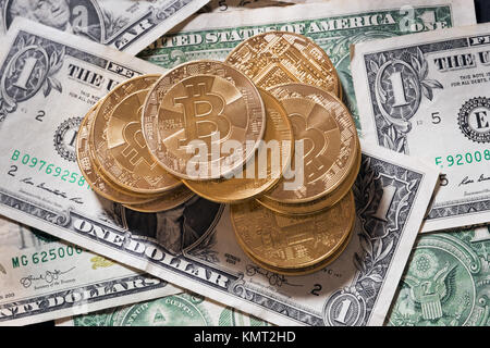 Goldfarbene bitcoin cryptocurrency Münze auf us-Dollar Noten Stockfoto