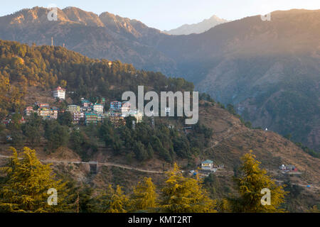 Malerischer Blick auf Mcleod Ganj im Dhauladhar mountain range, Indien Stockfoto