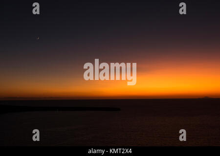 Sonne unter dem Horizont. Die Insel Santorini, Griechenland, Oia's Sunset Stockfoto