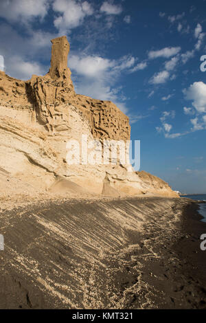 Strand Vlichada, Insel Santorini, Griechenland. Schwarzer Strand in Santorini Stockfoto