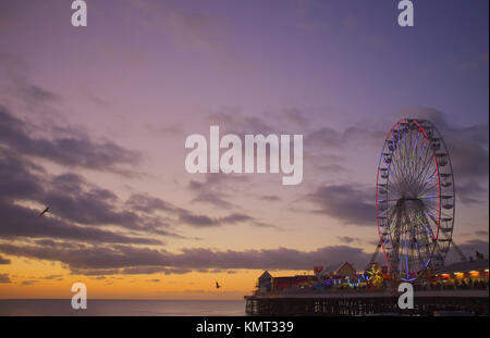 Beleuchtetes Riesenrad fahren auf Central Pier in Blackpool Illuminations 2017 Stockfoto
