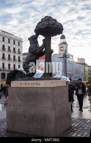 Ein Blick auf die Silhouette der Bär und Arbutus unedo (Erdbeerbaum: Oso y Madroño) Statue in Madrid Sol. Stockfoto