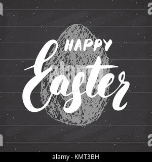 Frohe Ostern Hand gezeichnet Grußkarte mit Schriftzug und skizziert grunge Ei. Retro Vintage holiday Vector Illustration auf schiefertafel Hintergrund Stock Vektor