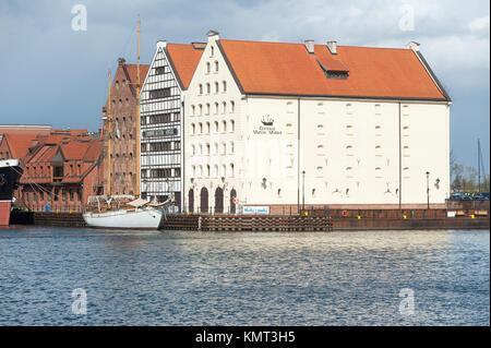 Narodowe Muzeum Morskie (National Maritime Museum) im Getreidespeicher auf Insel Olowianka und Museum Schiff SS Soldek, das erste Schiff in Polen gebaut nach Nicht Stockfoto