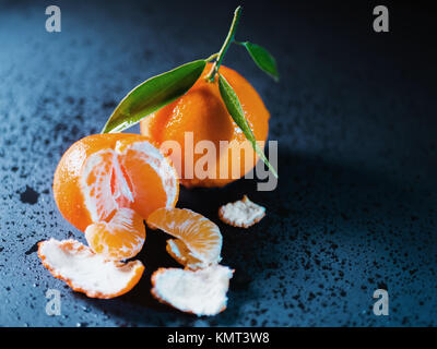 Frische saftige abgeholt Mandarinen auf Tisch. Weihnachten und neues Jahr Symbol Stockfoto