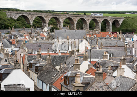 Cullen Panorama im schottischen Hochland - traditionelle, rustikale, aus Stein gebauten Ferienhaus mit hohen Schornsteine, Schieferdächern und schmalen Straßen der Altstadt Stockfoto