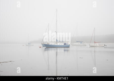 Segelboot auf Misty See Stockfoto