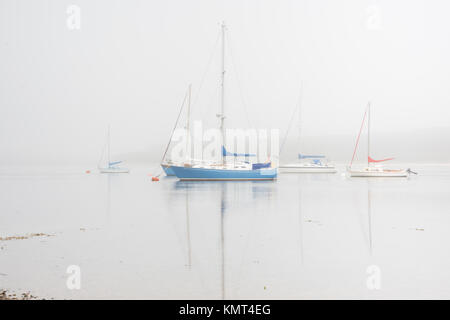 Segelboot auf Misty See Stockfoto