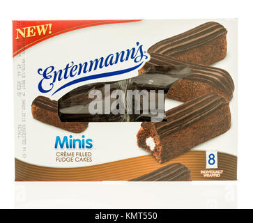 Winneconne, WI - 1. Dezember 2017: ein Paket von Entenmannn der Minis-creme gefüllt Fudge Kuchen auf einem auf einem isolierten Hintergrund. Stockfoto