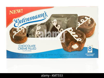 Winneconne, WI - 1. Dezember 2017: ein Paket von Schokolade Entenmannn creme gefüllt Cupcakes auf einem auf einem isolierten Hintergrund. Stockfoto
