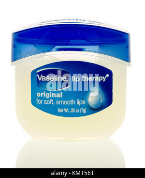 Winneconne, WI - 1. Dezember 2017: ein Paket von Vaseline Lippenbalsam auf einem auf einem isolierten Hintergrund. Stockfoto