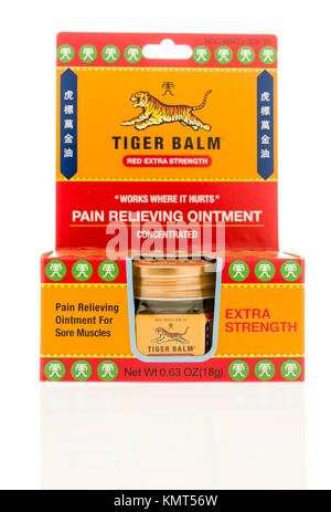 Winneconne, WI - 1. Dezember 2017: ein Paket von Tiger Balm schmerzlindernde Salbe auf ein auf einem isolierten Hintergrund. Stockfoto