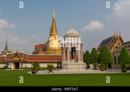 Bangkok, Thailand. Grand Palace Compound. Wat Phra Kaew, Tempel des Smaragd Buddha, auf der rechten Seite. Denkmal für verstorbene König Bhumibol Adulyadej in Zentrum Stockfoto