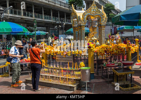 Bangkok, Thailand. Erawan Schrein, der hinduistische Gott Brahma. Stockfoto