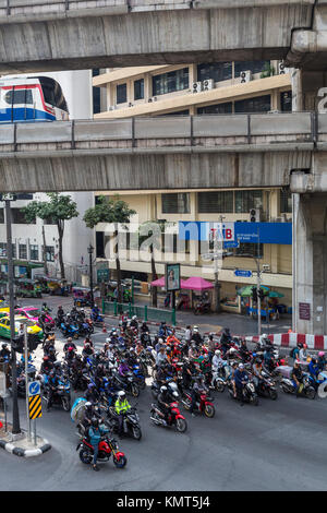 Bangkok, Thailand. Motorräder an der Kreuzung von der Erawan-schrein, Skytrain, Overhead. Stockfoto