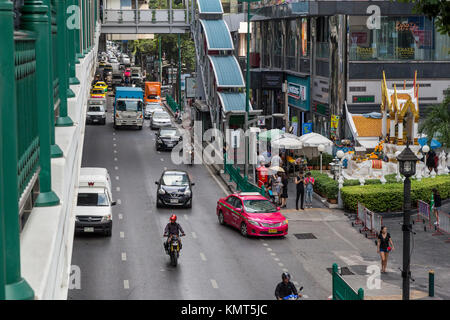 Bangkok, Thailand. Schrein zu hinduistischen Gottes Indra (Phra In), Central Business District. Stockfoto