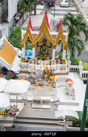 Bangkok, Thailand. Schrein zu hinduistischen Gottes Indra (Phra In), Central Business District. Stockfoto