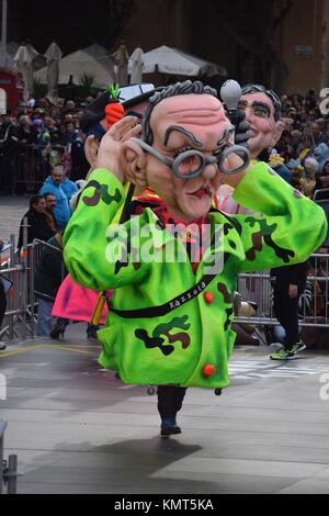 Übergroße Menschen in Karnevalskostümen tanzen Stockfoto