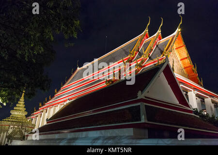 Bangkok, Thailand. Night Shot der architektonischen Detail (chofa, Curling, wies Erweiterungen, die Garuda, das Fahrzeug von Vishnu darstellen. Stockfoto
