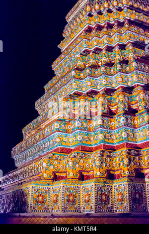 Bangkok, Thailand. Phra Maha Chedi von König Rama III, im Wat Pho mit dem Liegenden Buddha. Stockfoto