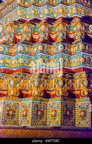 Bangkok, Thailand. Phra Maha Chedi von König Rama III, im Wat Pho mit dem Liegenden Buddha. Stockfoto