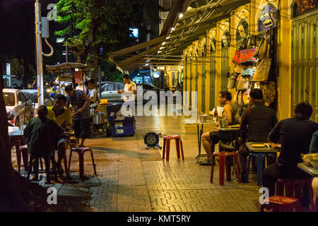 Bangkok, Thailand. Bis spät in die Nacht Diners in Bürgersteig Restaurant gegenüber Wat Pho Tempel Compound. Stockfoto