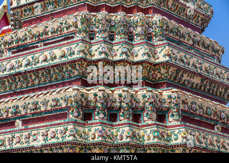 Bangkok, Thailand. Keramische Dekoration auf der Phra Maha Chedi von König Rama I, Sri Sanpetdayarn, im Wat Pho mit dem Liegenden Buddha. Stockfoto