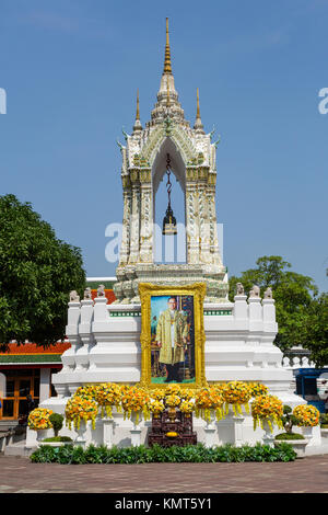 Bangkok, Thailand. Glockenturm im Wat Pho Compound, mit Foto des verstorbenen Königs Bhumibol Adulyadej. Stockfoto