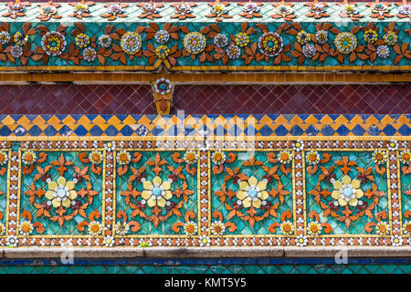 Bangkok, Thailand. Keramische Dekoration auf der Phra Maha Chedi von König Rama I, Sri Sanpetdayarn, im Wat Pho mit dem Liegenden Buddha. Stockfoto