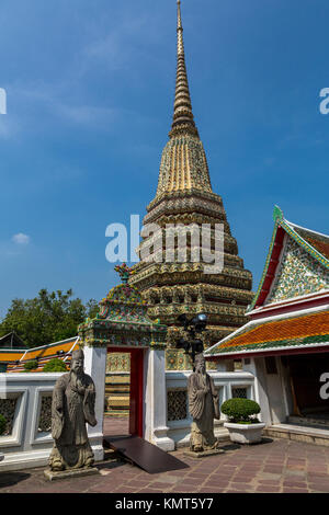 Bangkok, Thailand. Phra Maha Chedi von König Rama II., im Wat Pho mit dem Liegenden Buddha. Stockfoto