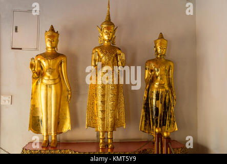 Bangkok, Thailand. Buddhas im Kreuzgang (Phra Rabiang) Um den Chedis der ersten vier Rama Könige, Wat Pho Tempel Compound. Der Buddha Ich Stockfoto