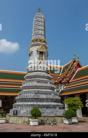 Bangkok, Thailand. (Prang) Panthanamaha Stupa im Wat Pho (Liegenden Buddha) Tempel Komplex, South Pavilion. Stockfoto